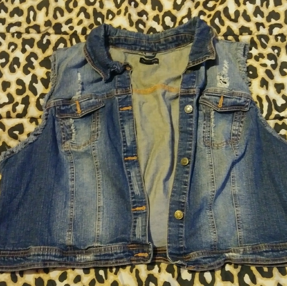 ❄Accepting Low offers!! Ripped detail denim vest